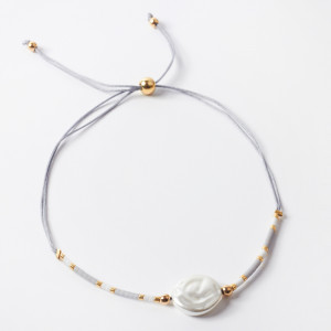 Bransoletka ze sztuczną perłą na sznureczku z koralikami Miyuki szara