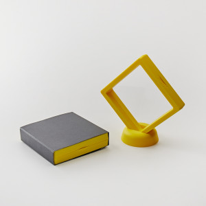 Ekspozytor z membraną ramka 3D żółta z etui 9x9cm