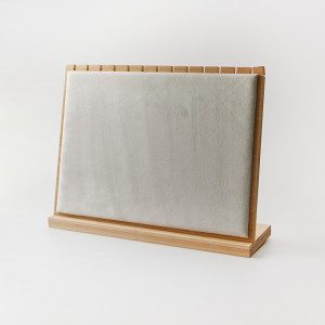 Ekspozytor bambusowy z białą poduszka 29,5x37,5cm