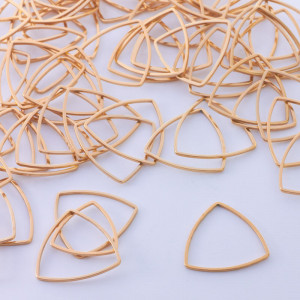 Baza geometryczna ze stali chirurgicznej trójkąt zaokrąglony 20mm w kolorze złotym