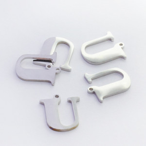 Zawieszka ze stali szlachetnej literka U w kolorze srebrnym 13,8mm